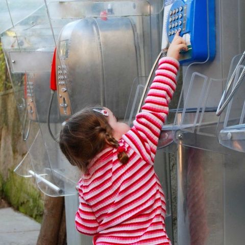 Aproape jumătate dintre copii sună din cauza singurătăţii la telefonul copilului 