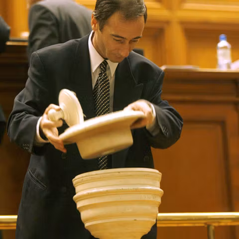 PNL depune moţiunea de cenzură