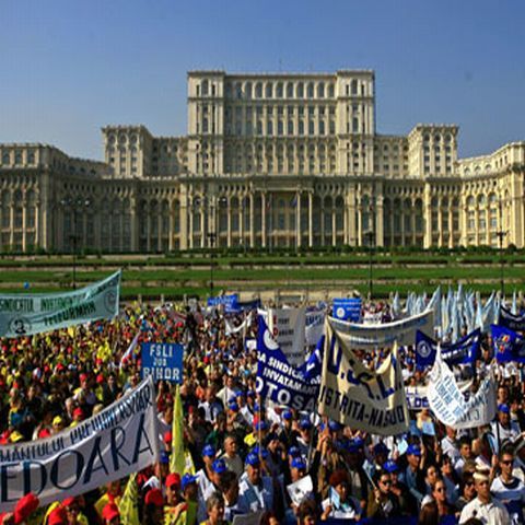 Sindicalişti din Federaţia Univers au pichetat sediul Ministerului Economiei