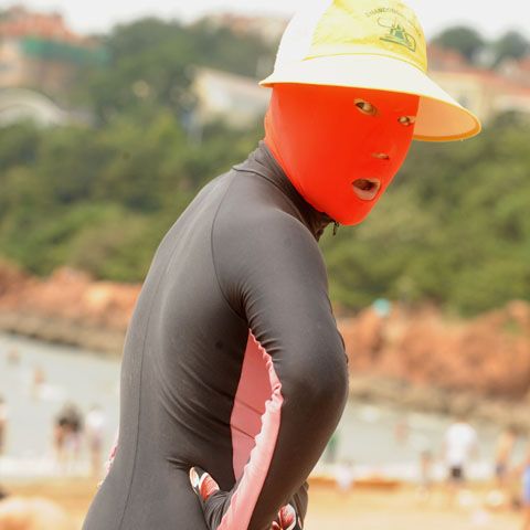 Costumul de baie care protejează complet de razele soarelui