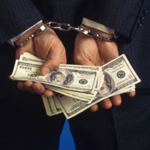 Şeful Serviciului de Expertiză Medicală Cluj, prins când lua mită pentru un dosar de pensionare