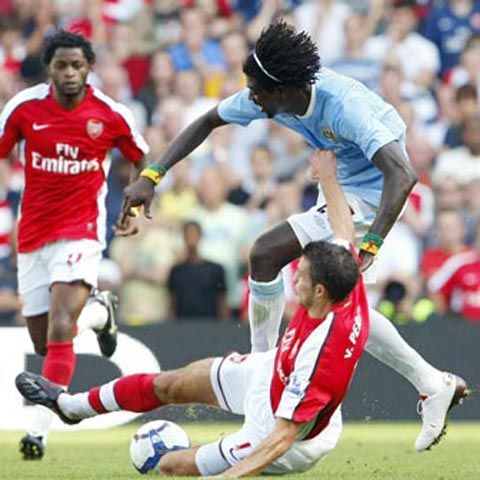 Adebayor a primit trei etape de suspendare pentru faultul la Van Persie