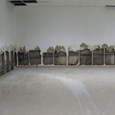 CINE PLĂTEŞTE? Un pasaj construit cu un milion de euro arată ca o ruină deşi nu a fost folosit niciodată