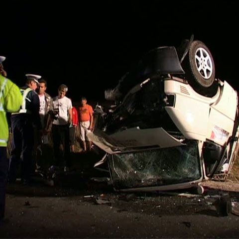 Doi morţi şi şase răniţi, într-un grav accident între o maşină şi un microbuz