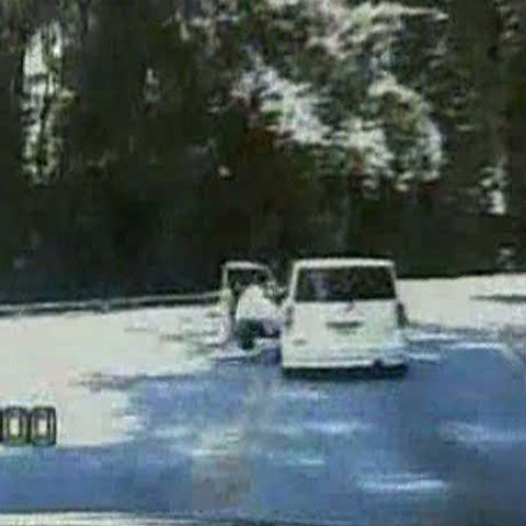 Un american urmărit de poliţişti sare din maşina furată în plină viteză 