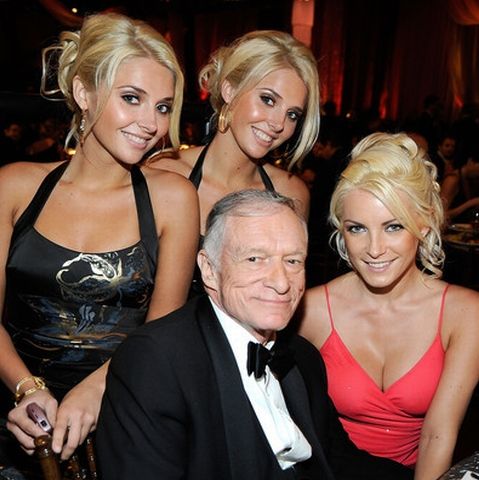 Cum este răsfăţat Hugh Hefner de iubitele lui sexy şi gemene