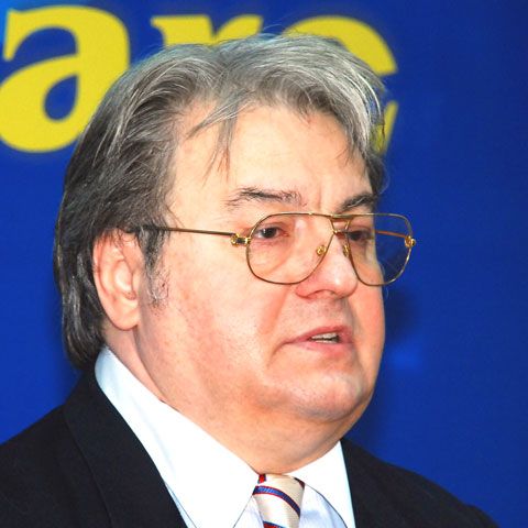 VadimTudor i-a cerut scuze lui Geoană, printr-un SMS, pentru fluierăturile de la Ţebea