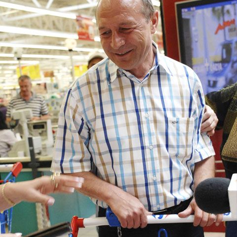 Băsescu către o pensionară: V-am mai dat două procente la pensie acum, de la 1 octombrie