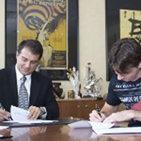 Messi şi-a prelungit contractul cu FC Barcelona până în 2016