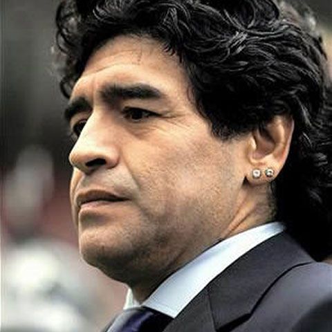 Poliţiştii italieni i-au confiscat lui Maradona cercei de 4.000 de euro în contul unei datorii de 37 de milioane