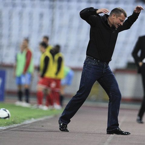 Dorinel Munteanu: "Poate ar fi o soluţie să jucăm în deplasare meciurile de acasă"