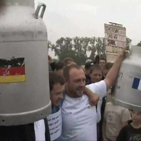 Agricultorii francezi şi germani au aruncat sute de mii de litri de lapte, pentru a protesta