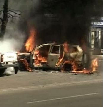 O maşină s-a transformat într-o grămadă de fiare carbonizate după ce a luat foc la un semafor