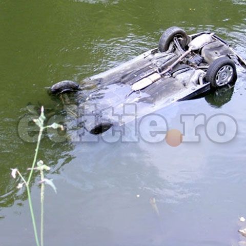 Un autoturism s-a răsturnat în Jiu din cauza vitezei excesive