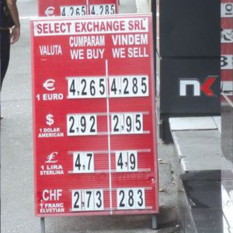 Casele de schimb valutar iau faţa băncilor la cursul afişat