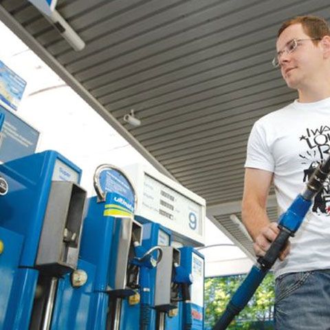 Deprecierea leului ar putea scumpi benzina cu şapte procente în 2010 