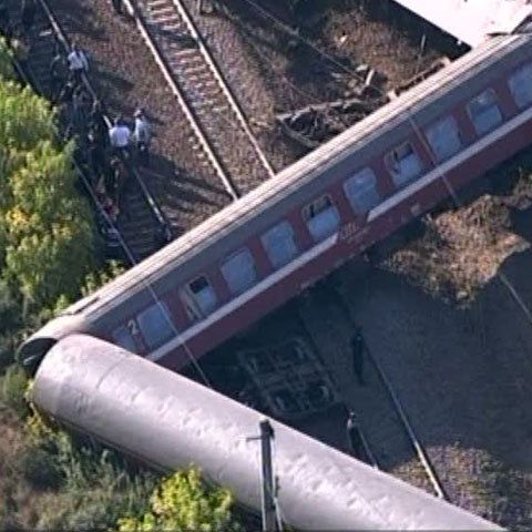 Mai multe persoane sunt audiate în cazul trenului care a deraiat în Dolj, unul dintre suspecţi este un angajat CFR