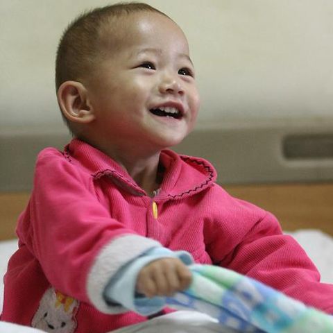 Fetiţa care-şi purta fratele geamăn nenăscut a trecut cu bine de operaţie 