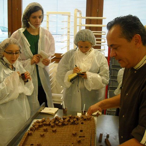 Oaspeţii unei ciocolaterii elveţiene sunt echipaţi ca medicii în sala de operaţii