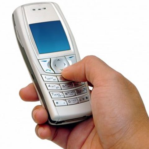 Ghidul bunelor maniere pentru mobil: nu afişa telefonul excesiv, nu ţine volumul la maxim