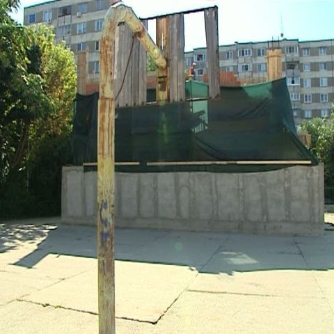 Un bucureştean îşi face casă pe terenul de baschet al unei şcoli