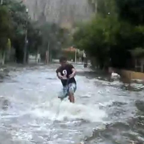 Cum să transformi vremea rea în distracţie: tinerii din Palermo fac surf pe străzile inundate