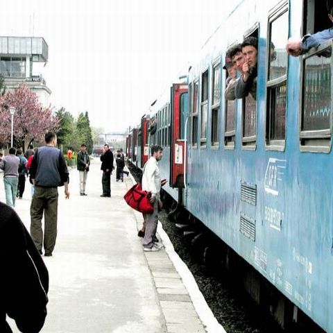 Zeci de navetişti au fost blocaţi în gara din Iaşi, din cauza grevei angajaţilor CFR