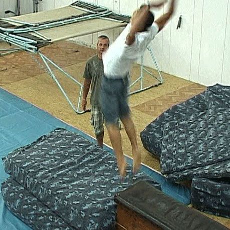 Sportul românesc de performanţă: salarii minime, antrenamente în bazine imaginare, medalii vândute