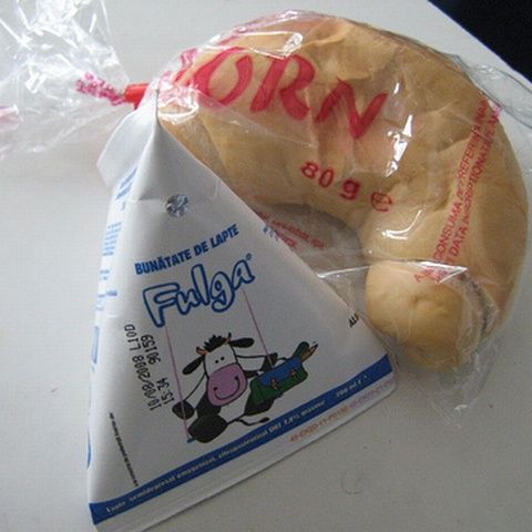 Aproape jumătate din elevii şi preşcolarii clujeni vor primi cornuri abia în octombrie