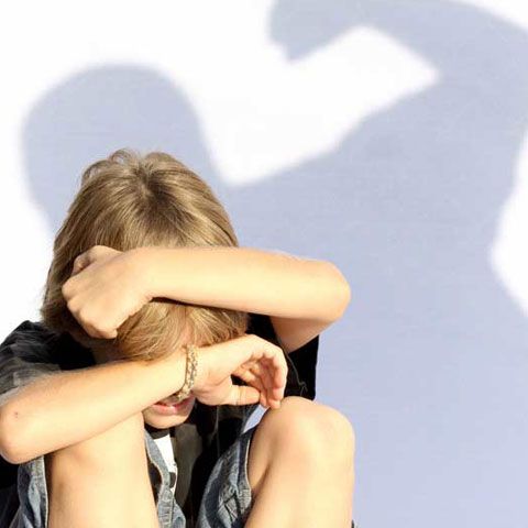 Trei copii din Satu-Mare au fost bătuţi cu biciul de propriul tată