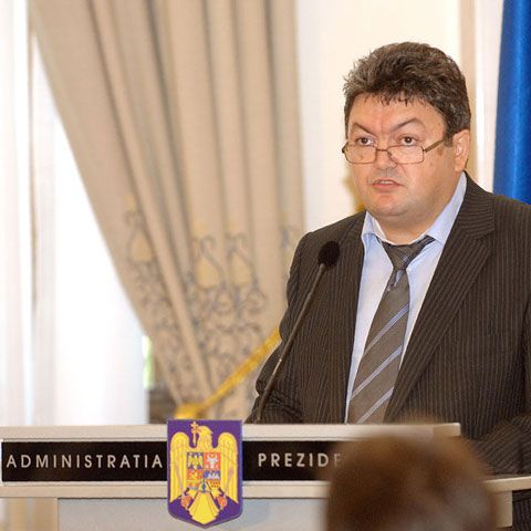 Membrii Comisiei prezidenţiale au făcut "muncă patriotică"