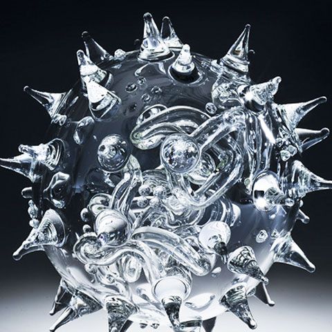 Un artist britanic a creat o colecţie de virusuri şi bacterii din sticlă