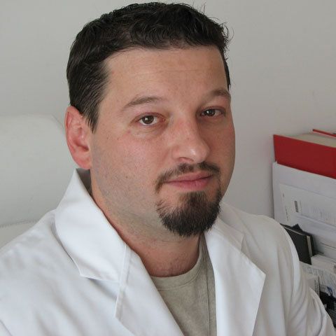 Specialiştii REALITATEA.NET: Dermatologul Sebastian Pop te învaţă cum să tratezi problema transpiraţiei excesive