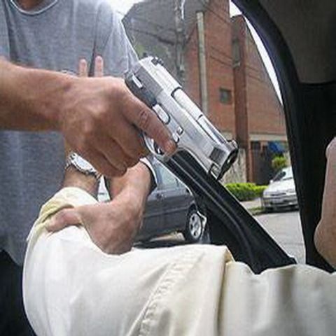 Agresiune în trafic: Un şofer a ameninţat şi a lovit cu un pistol un alt participant la trafic