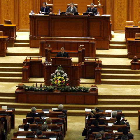 Parlamentul a decis înfiinţarea unei comisii speciale de analiză a situaţiei din Justiţie