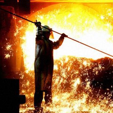 Doi muncitori au fost răniţi într-o explozie la Combinatul Oţelul Roşu