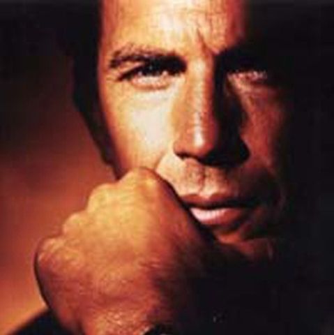 Regizorul Emir Kusturica şi actorul Kevin Costner vor concerta la Arad pe o scenă adusă din Ungaria