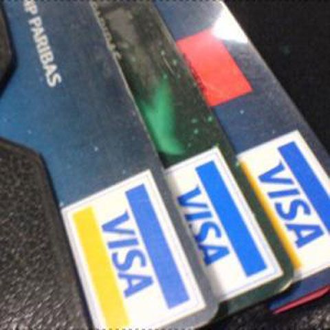 Zece români au fost arestaţi la Roma pentru clonare de carduri