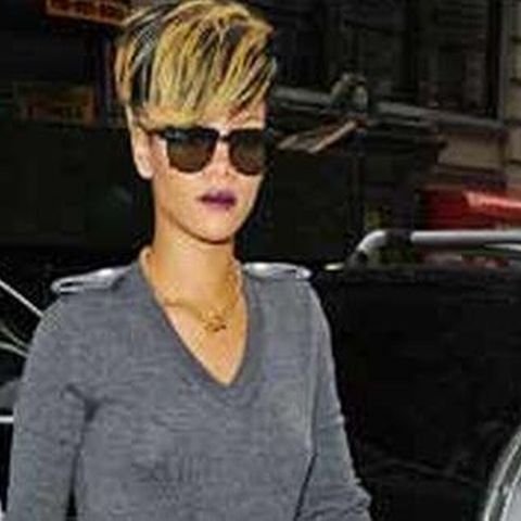 Rihanna s-a blonzit