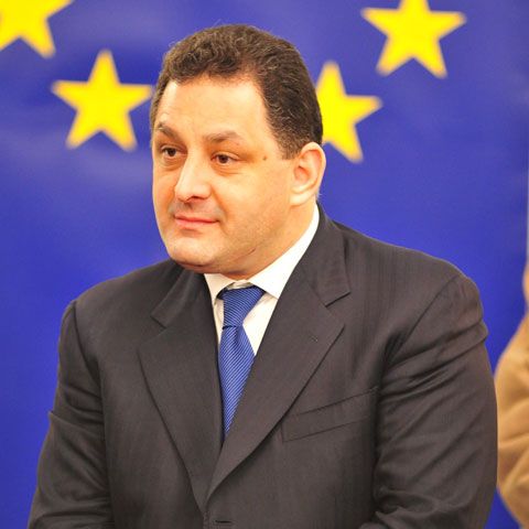 Vanghelie, despre referendum: Băsescu scoate "tot felul de idei năstruşnice din buzunar"