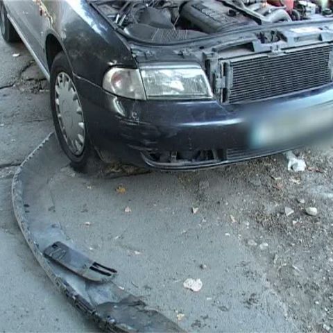 Maşina unui poliţist a rămas într-o intersecţie după ce o roată i s-a blocat într-o groapă