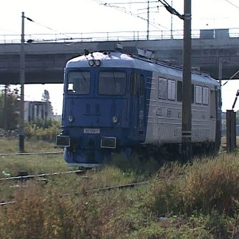 Patru angajaţi ai CFR au fost prinşi tăind cabluri de cupru de la vagoane 