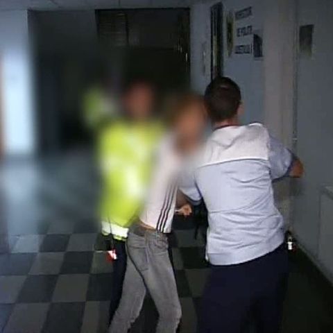 O tânără, prinsă în stare de ebrietate la volan, i-a lovit pe poliţişti. VEZI VIDEO