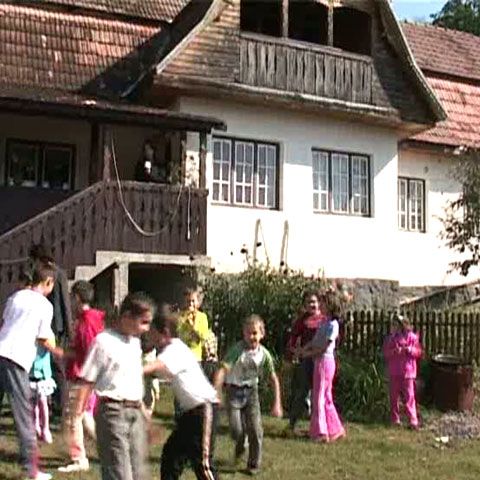 O educatoare dintr-un sat mureşean a improvizat o şcoală la ea în gospodărie 