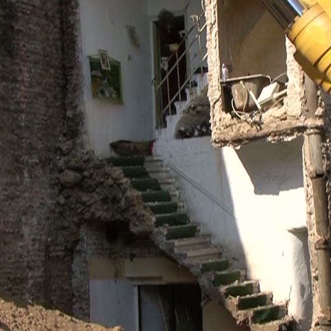 Zidul unei case în care locuia o familie cu doi copii s-a prăbuşit, în Constanţa