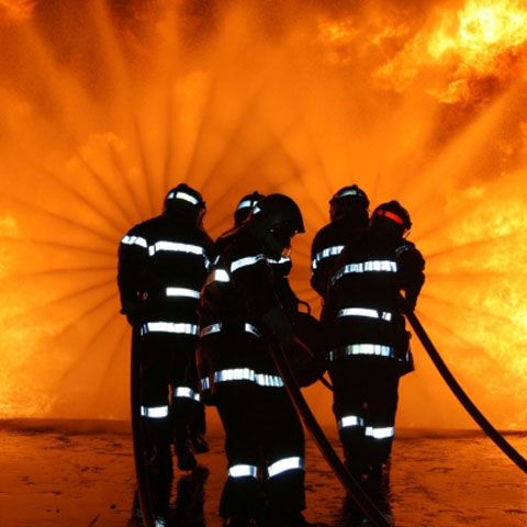 O fabrică de mobilă din Focşani a fost cuprinsă de flăcări 