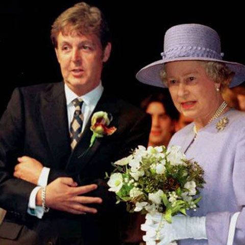 Un eseu dedicat de Paul McCartney Reginei Elisabeta a fost descoperit la Liverpool