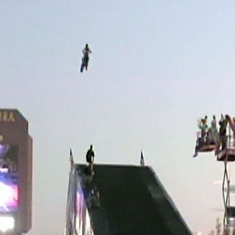 Un american a stabilit un nou record mondial la saltul cu motocicleta 