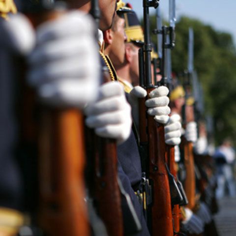 Aproximativ 480 de angajaţi din MApN primesc în continuare şi pensie, şi salariu