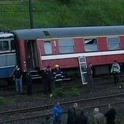 Un vagon al Rapidului Bucureşti-Iaşi a deraiat, în judeţul Galaţi, încercând să evite impactul cu un alt tren